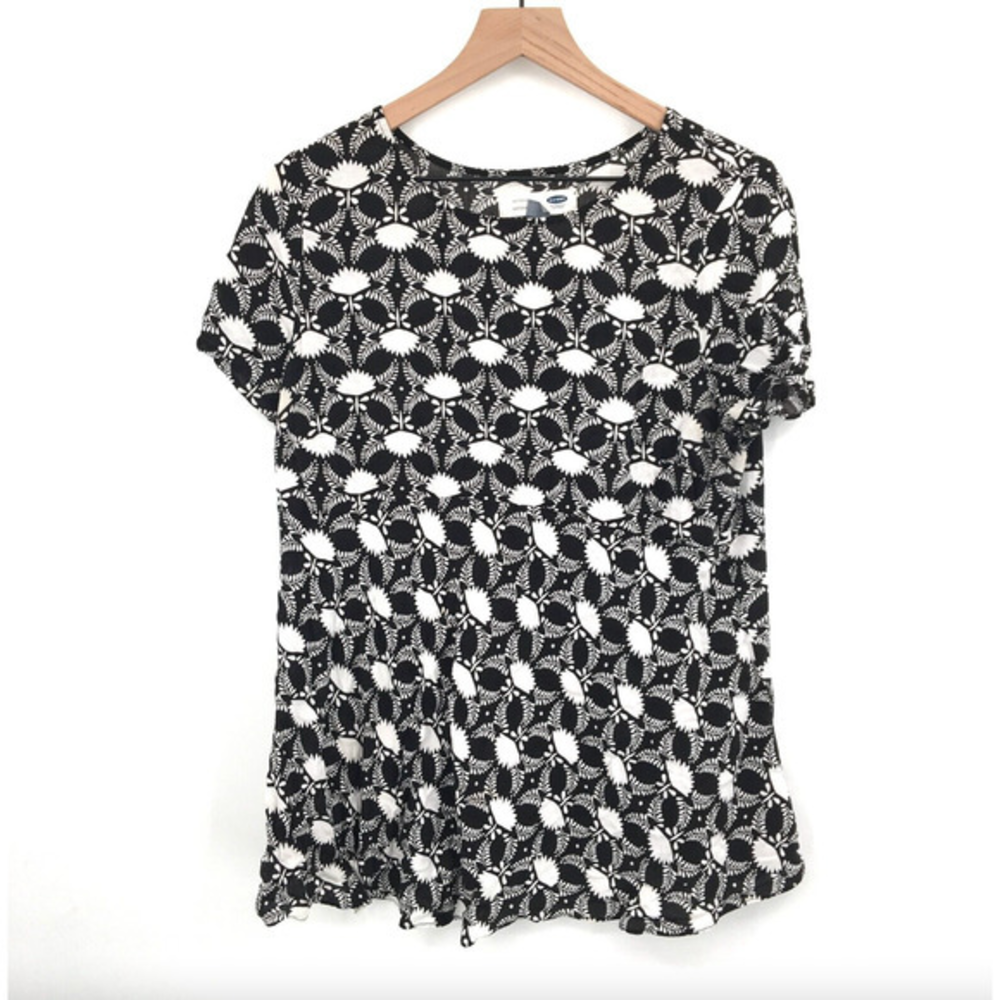 EUC Old Navy Size Large Black White‎ Floral Peplum Short Sleeve Blouse